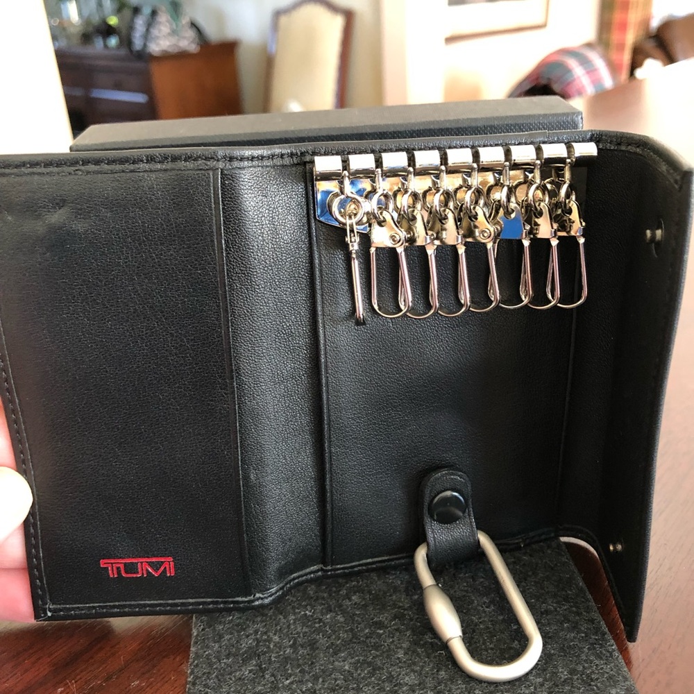 Tumi 8-hook key wallet, black